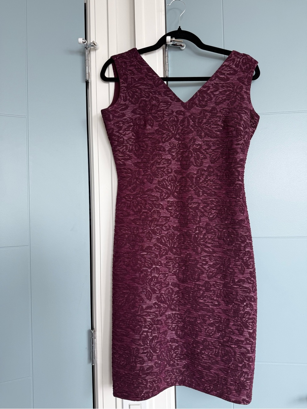 NWOT Women's V-Neck Textured Sheath Dress in Plum - Size 6
